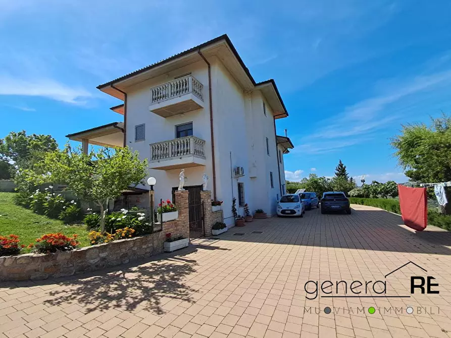 Immagine 3 di Villa in vendita  a Castilenti