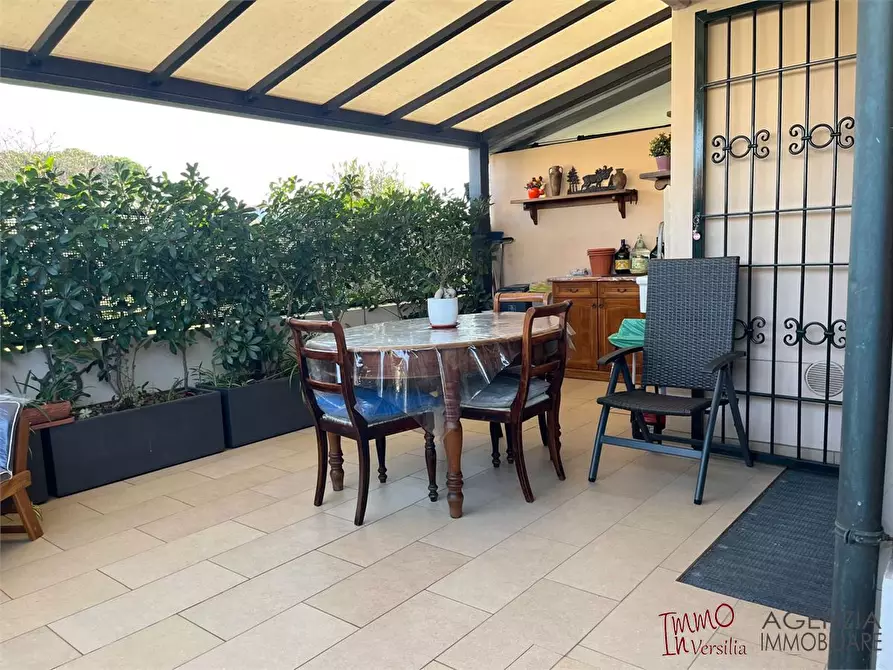 Immagine 2 di Villetta a schiera in vendita  a Viareggio