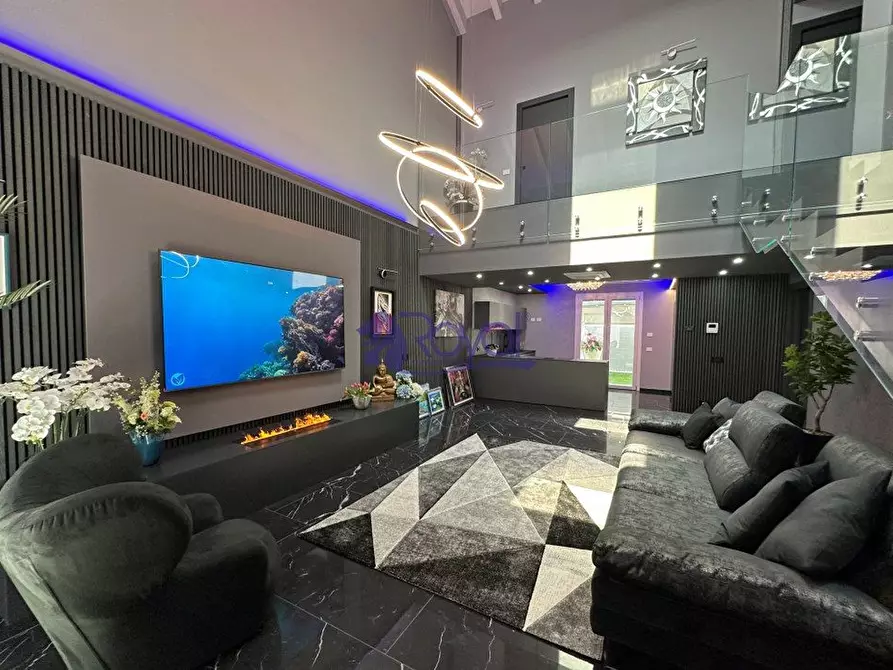 Immagine 1 di Villa in vendita  a Parabiago