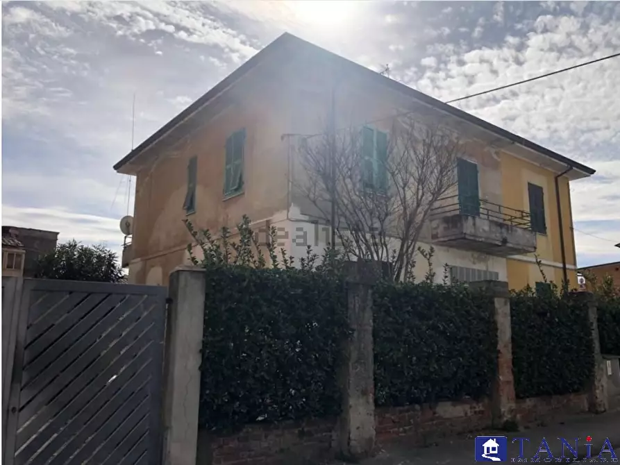 Immagine 1 di Casa semindipendente in vendita  a Carrara