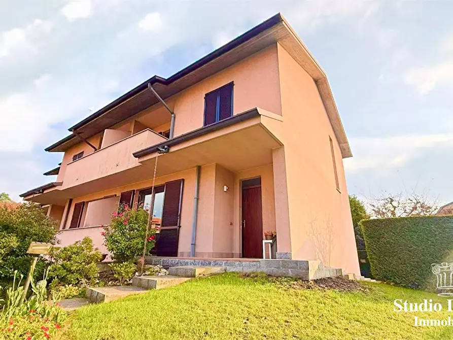Immagine 1 di Villa in vendita  a Carate Brianza