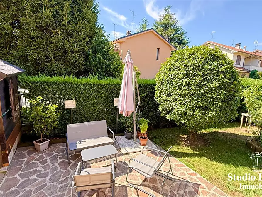 Immagine 8 di Villa in vendita  a Carate Brianza