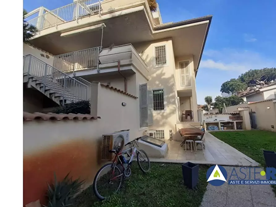 Immagine 1 di Villa in vendita  a Fiumicino