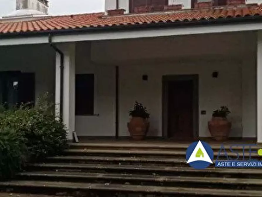 Immagine 1 di Villa in vendita  a Viterbo