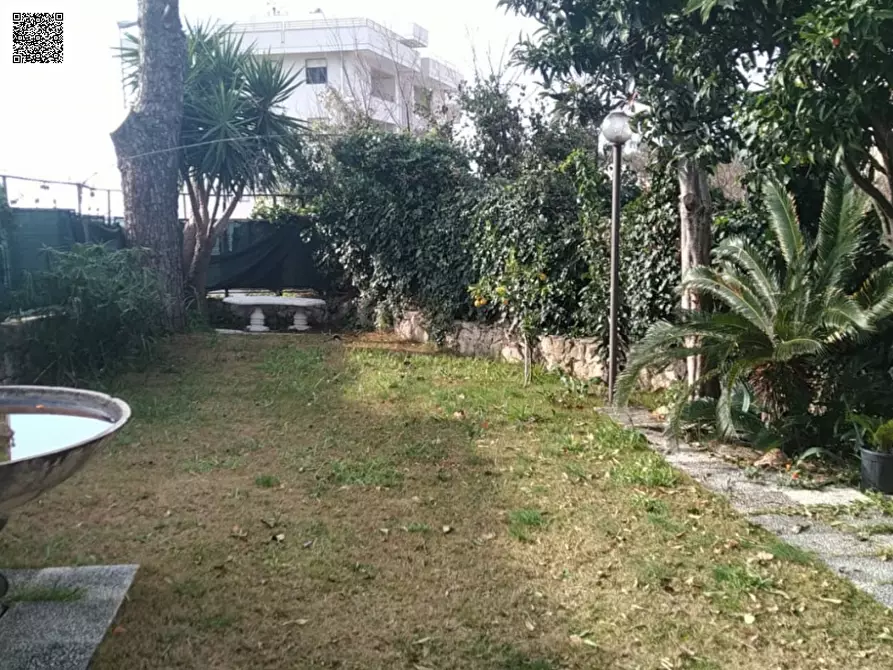 Immagine 1 di Villa in vendita  a Salerno