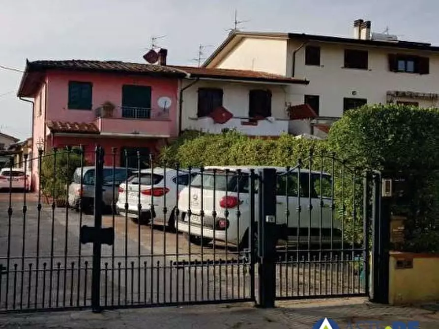 Immagine 1 di Villetta a schiera in vendita  28 a Viareggio