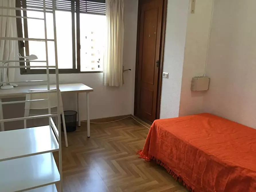 Immagine 3 di Camera in affitto  in Carrer del Poeta Artola a Valencia