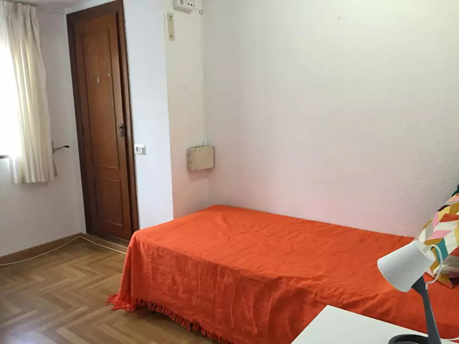 Immagine 1 di Camera in affitto  in Carrer del Poeta Artola a Valencia