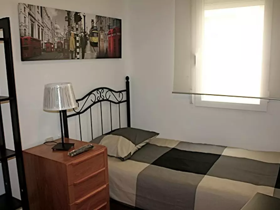 Immagine 1 di Camera in affitto  in Ronda de Segovia a Madrid