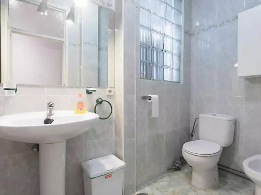 Immagine 10 di Camera in affitto  in Calle del Mesón de Paredes a Madrid