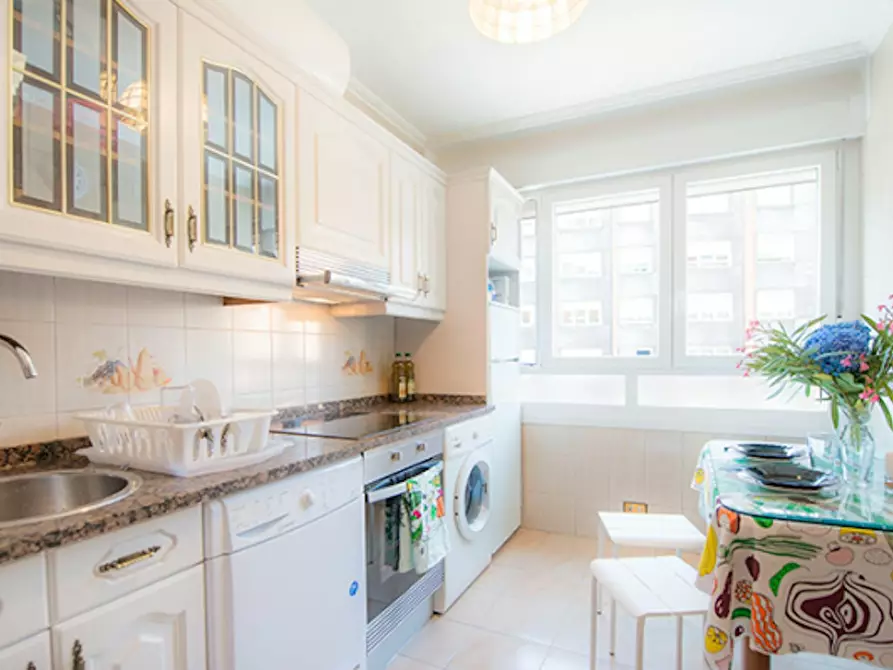 Immagine 10 di Camera in affitto  in Maurice Ravel Etorbidea a Bilbao