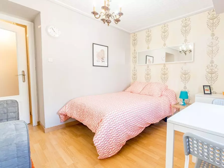 Immagine 1 di Camera in affitto  in Calle Oriente a Valencia