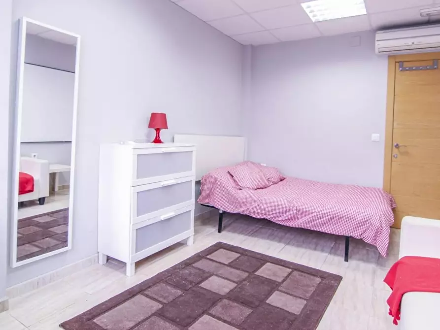 Immagine 1 di Camera in affitto  in Carrer de Sant Vicent Màrtir a Valencia