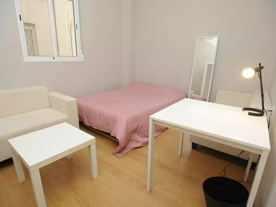 Immagine 2 di Camera in affitto  in Carrer de les Garrigues a Valencia