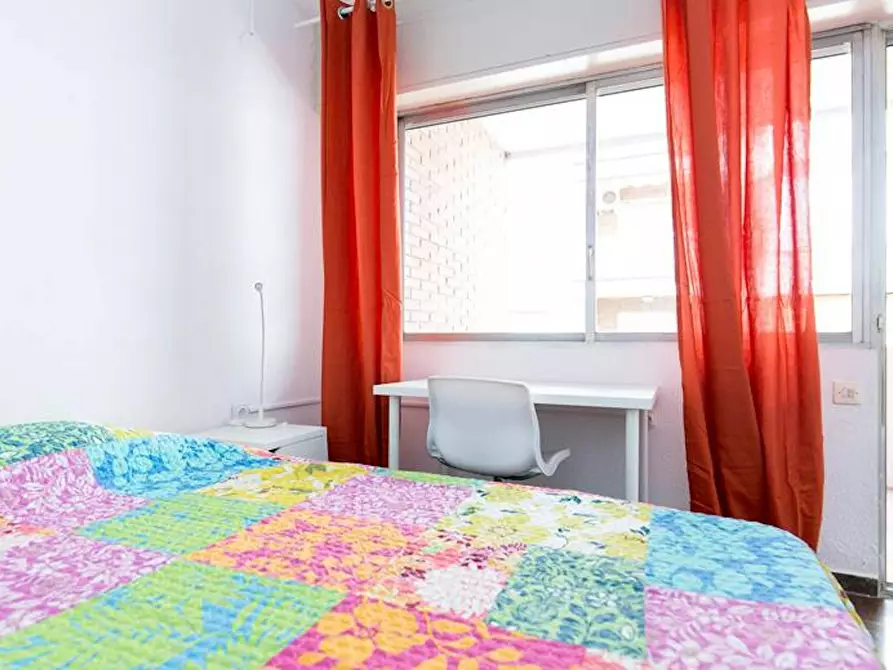 Immagine 1 di Camera in affitto  in Calle Pedro Antonio de Alarcón a Granada