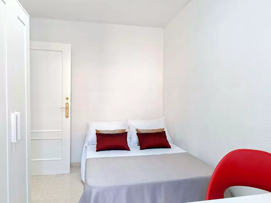 Immagine 1 di Camera in affitto  in Calle del Doctor Bergez a Alicante/Alacant