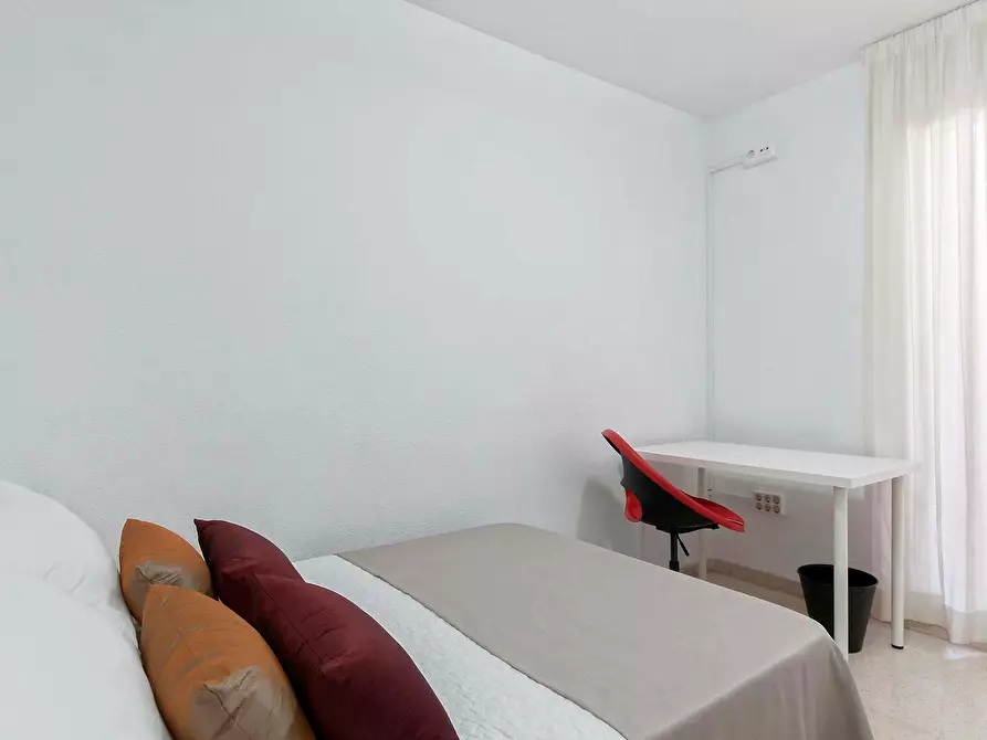 Immagine 2 di Camera in affitto  in Calle del Doctor Bergez a Alicante/Alacant