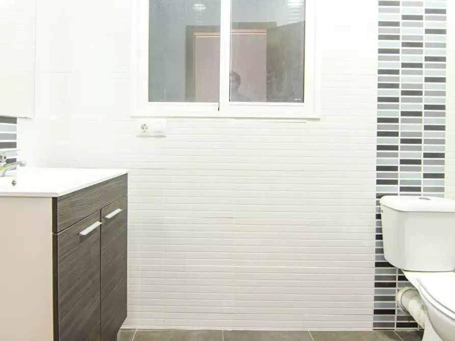 Immagine 5 di Camera in affitto  in Carrer de les Garrigues a Valencia