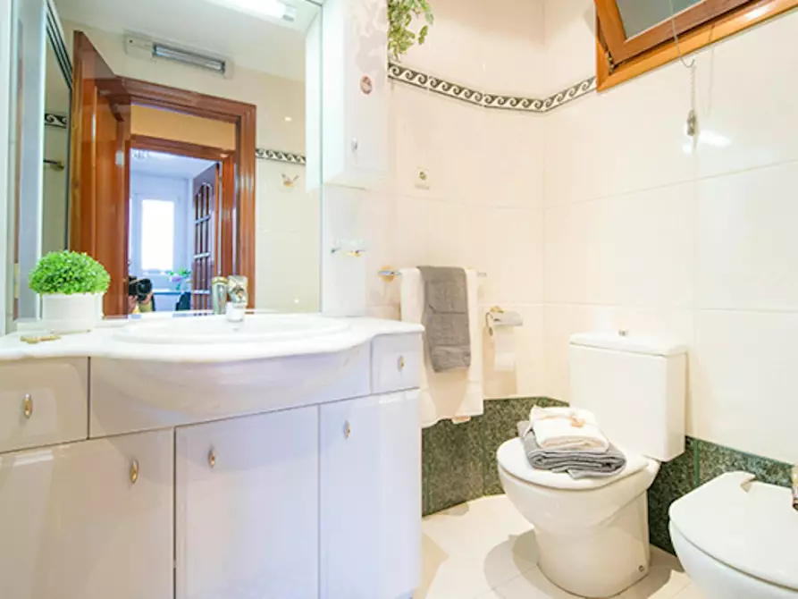 Immagine 9 di Camera in affitto  in Elexabarri Kalea a Bilbao