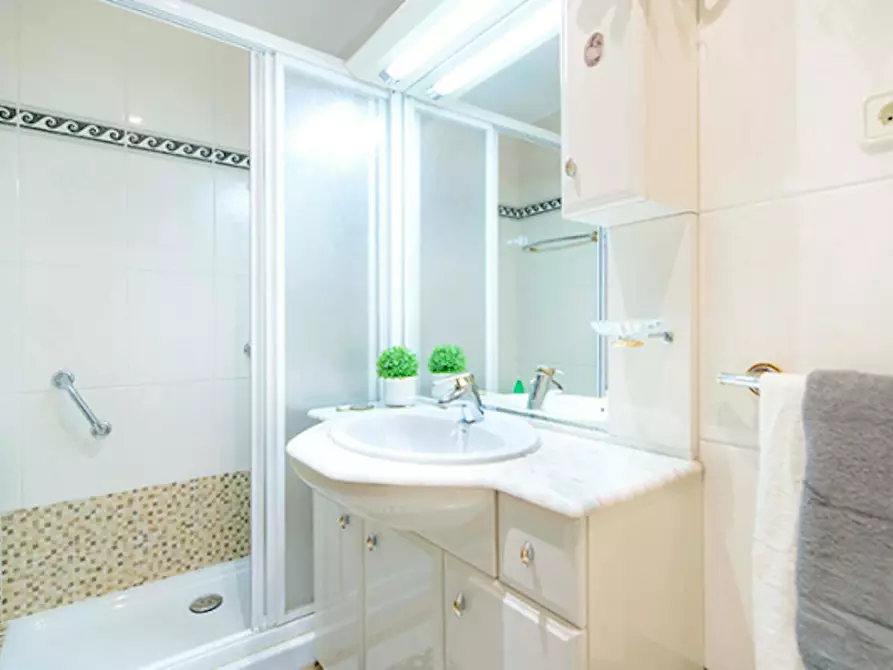 Immagine 10 di Camera in affitto  in Elexabarri Kalea a Bilbao