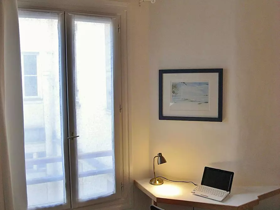 Immagine 2 di Appartamento in affitto  in Rue des Ecouffes a Paris