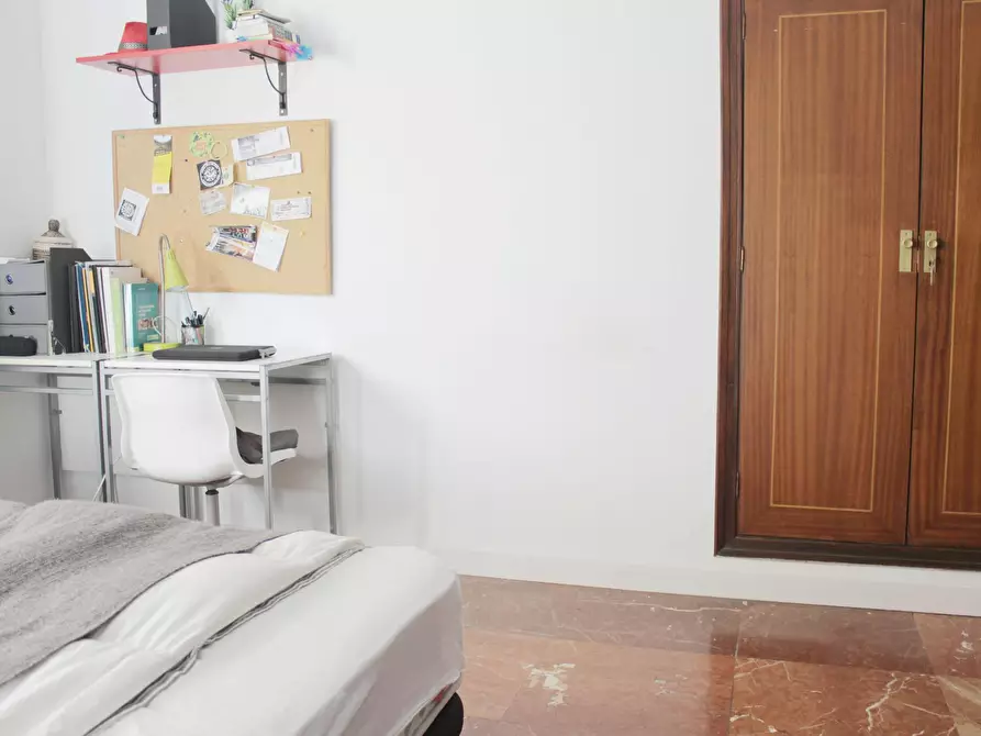 Immagine 3 di Camera in affitto  in Calle Virgen de Luján a Sevilla