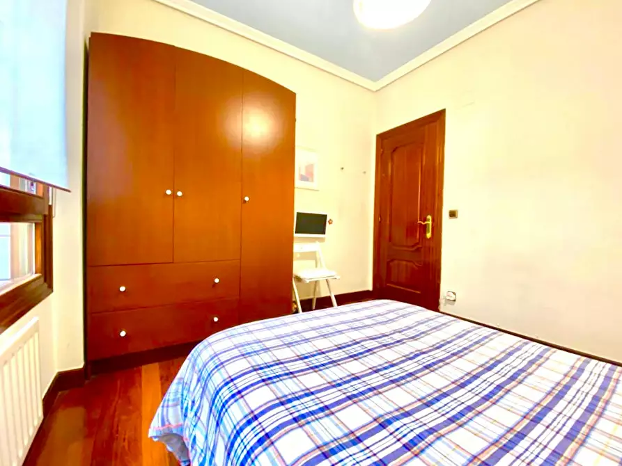 Immagine 6 di Camera in affitto  in Uribitarte kalea a Bilbao