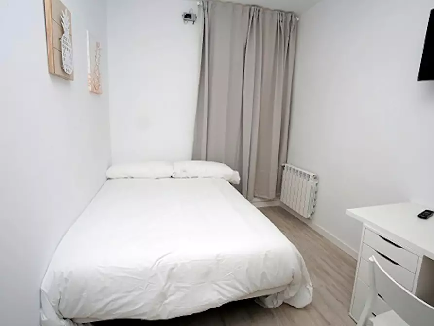 Immagine 1 di Camera in affitto  in Calle del Arenal a Madrid