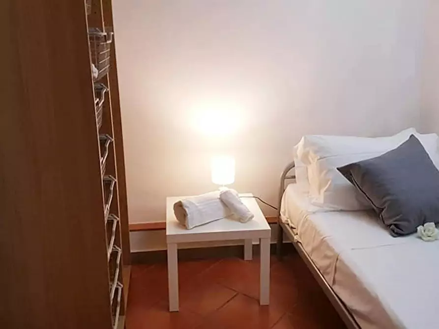 Immagine 2 di Camera in affitto  in Via del Leone a Firenze