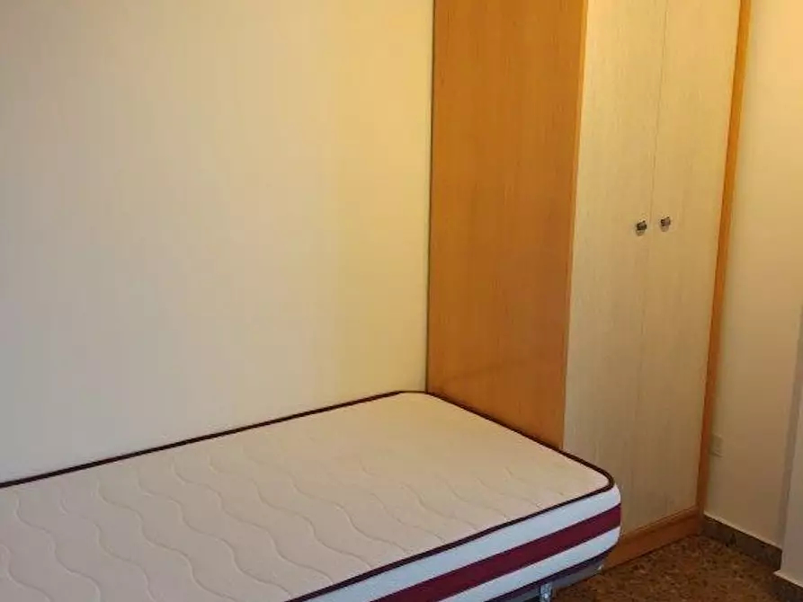 Immagine 2 di Camera in affitto  in Calle Colegiata de Bolea a Zaragoza