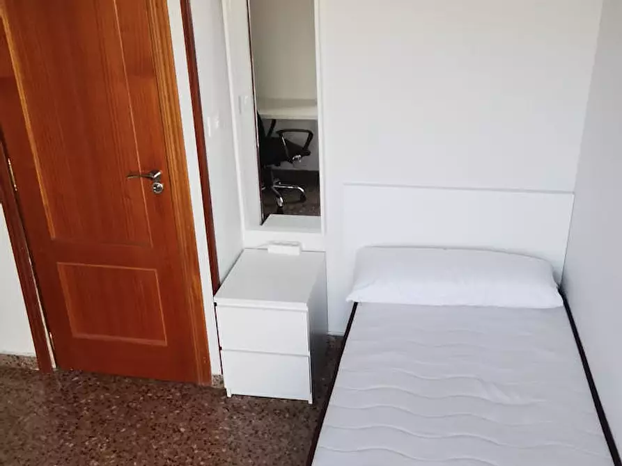 Immagine 2 di Camera in affitto  in Calle Colegiata de Bolea a Zaragoza