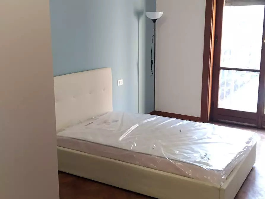 Immagine 3 di Camera in affitto  in Via Giosuè Carducci a Milano