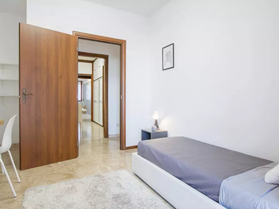 Immagine 2 di Camera in affitto  in Via Savona a Milano