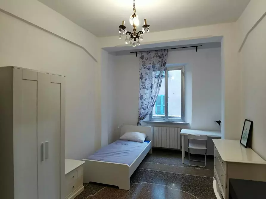 Immagine 2 di Camera condivisa in affitto  in Via Venezia a Genova