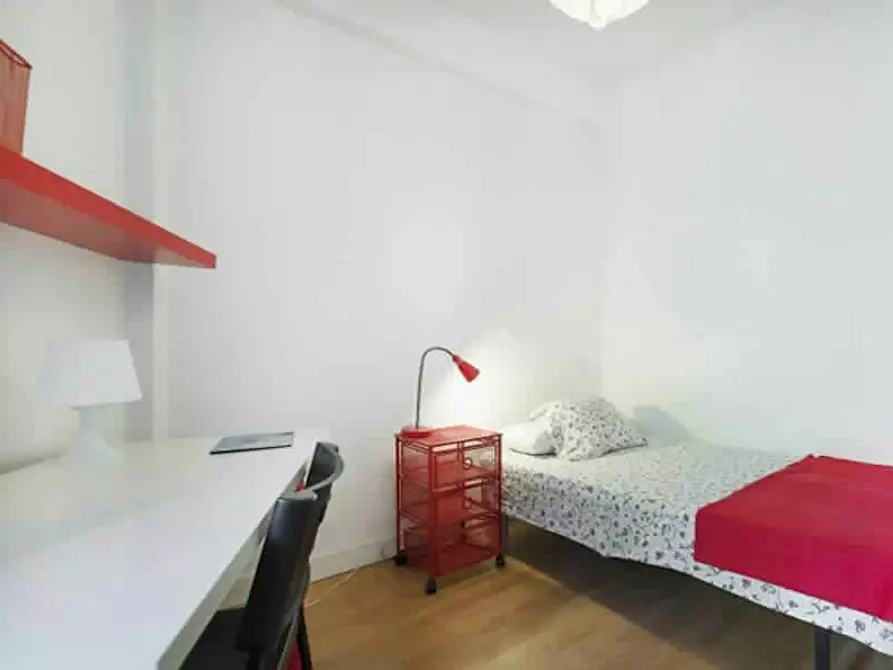 Immagine 1 di Camera in affitto  in Calle de Peña de Francia a Madrid