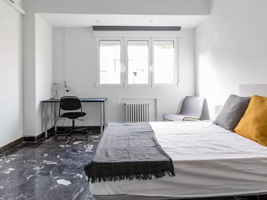 Immagine 1 di Camera in affitto  in Calle Periodista Azzati a Valencia