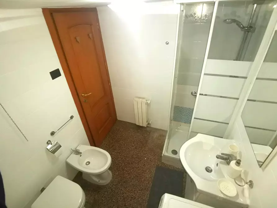 Immagine 10 di Camera in affitto  in Via Venezia a Genova