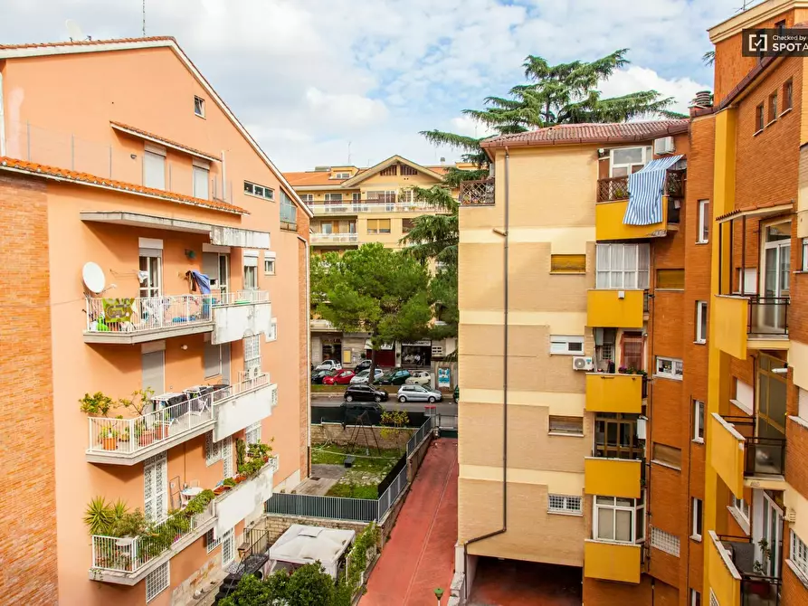 Immagine 4 di Camera in affitto  in Viale Jonio a Roma