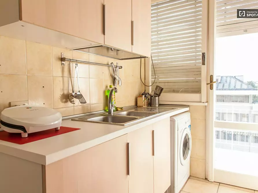 Immagine 2 di Camera in affitto  in Viale Jonio a Roma