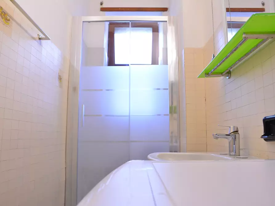 Immagine 8 di Camera in affitto  in Via Tigellio a Cagliari