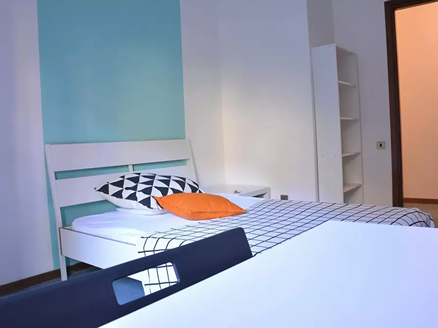 Immagine 6 di Camera in affitto  in Via Tigellio a Cagliari