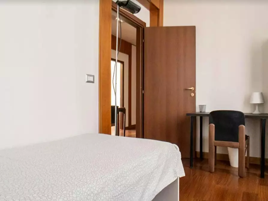 Immagine 2 di Camera in affitto  in Via Francesco dall'Ongaro a Milano
