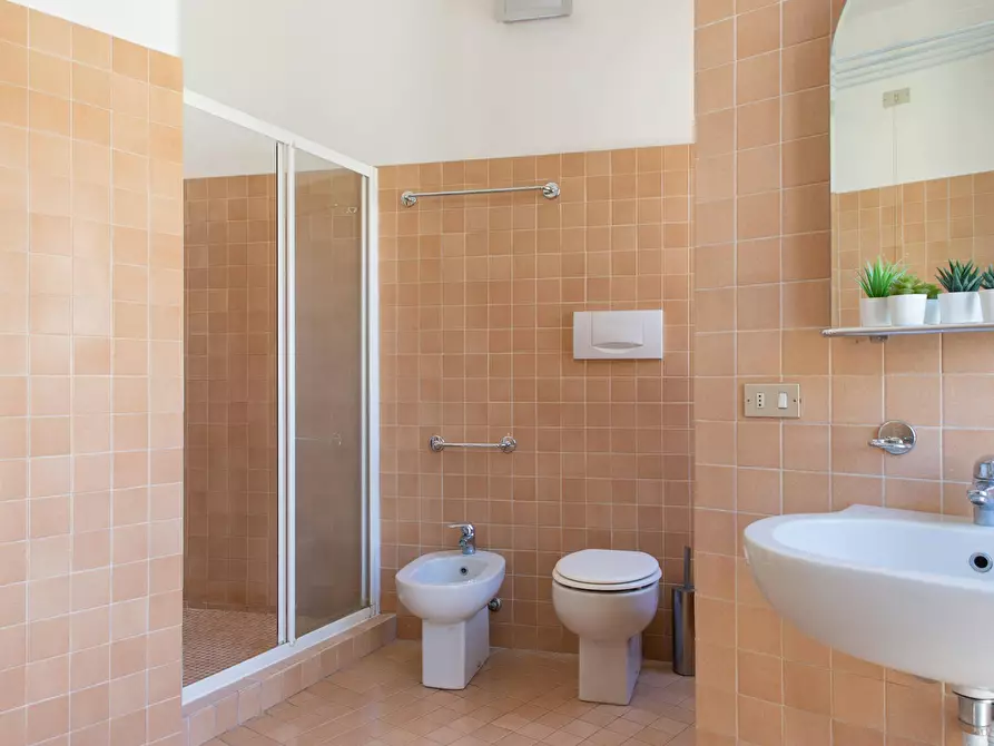 Immagine 10 di Camera in affitto  in Via Vettabbia a Milano