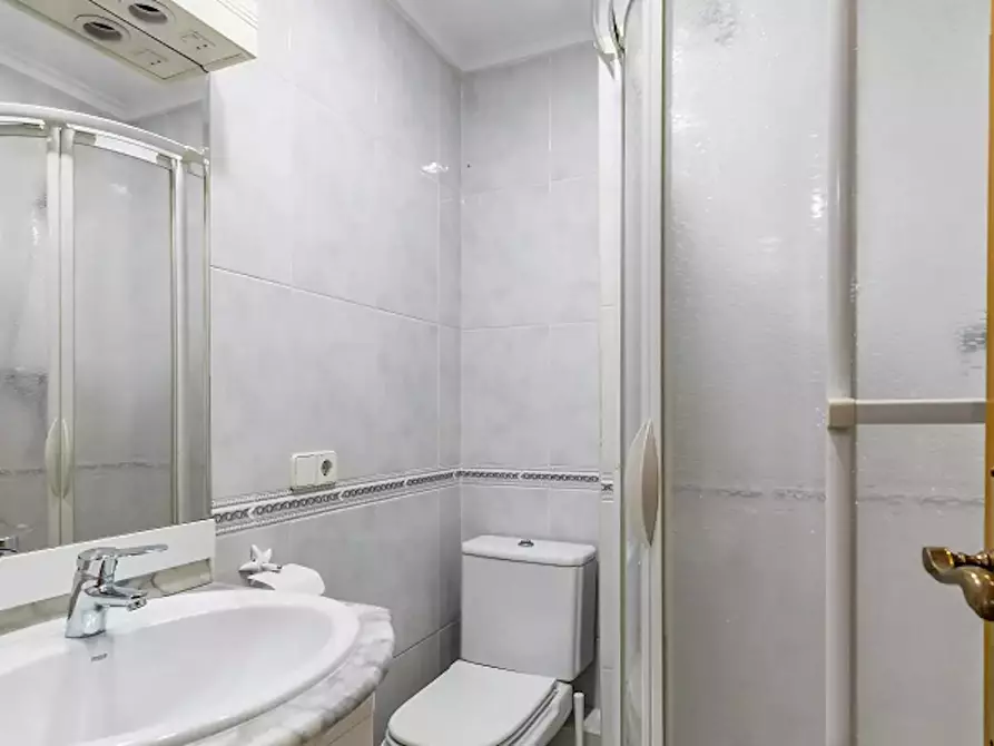 Immagine 10 di Camera in affitto  in Calle Juan Bautista Llovera a Valencia