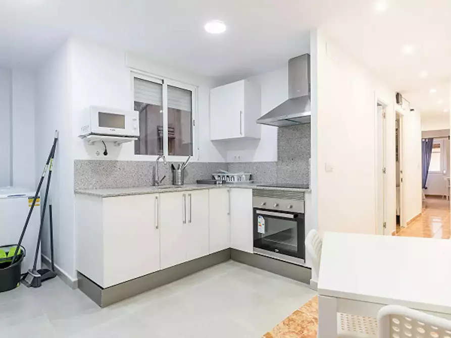 Immagine 5 di Camera in affitto  in Carrer Justo Vilar a Valencia