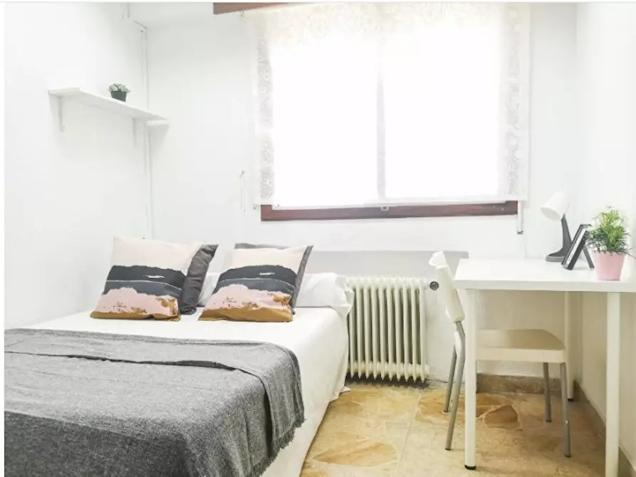 Immagine 1 di Camera in affitto  in Calle de Beatriz de Bobadilla a Madrid