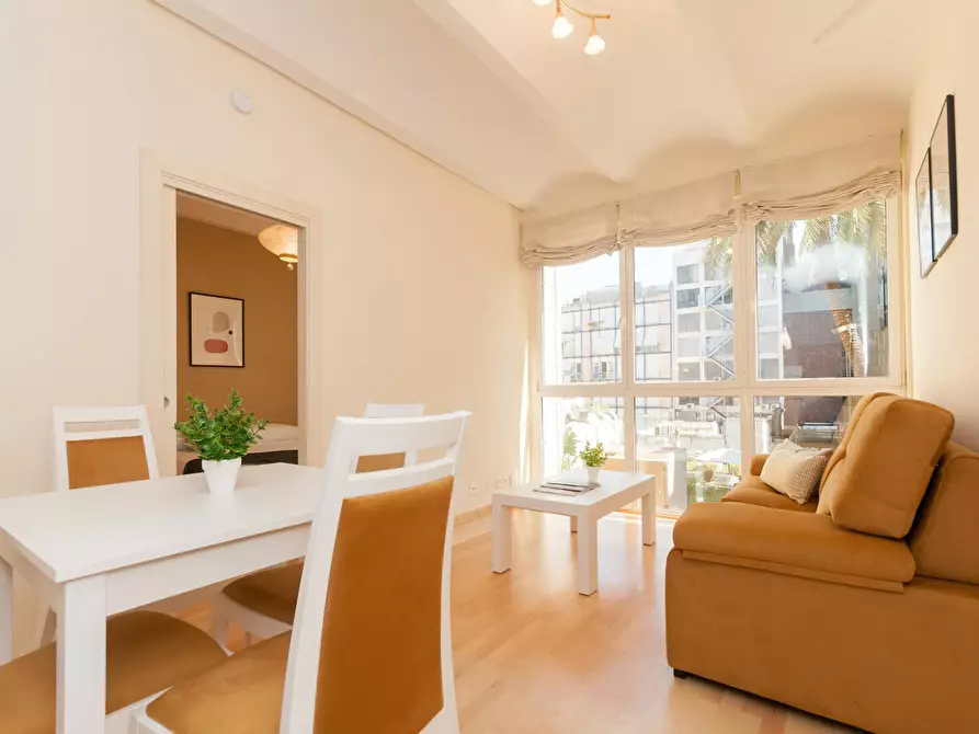Immagine 2 di Appartamento in affitto  in Carrer de Pau Claris a Barcelona