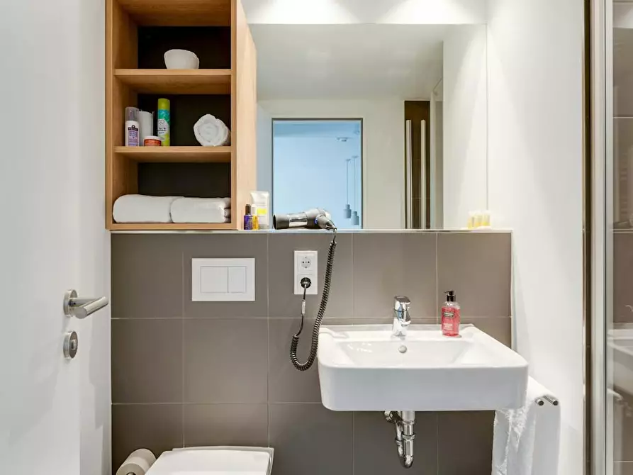 Immagine 3 di Casa indipendente in affitto  in Treskowallee a Berlin
