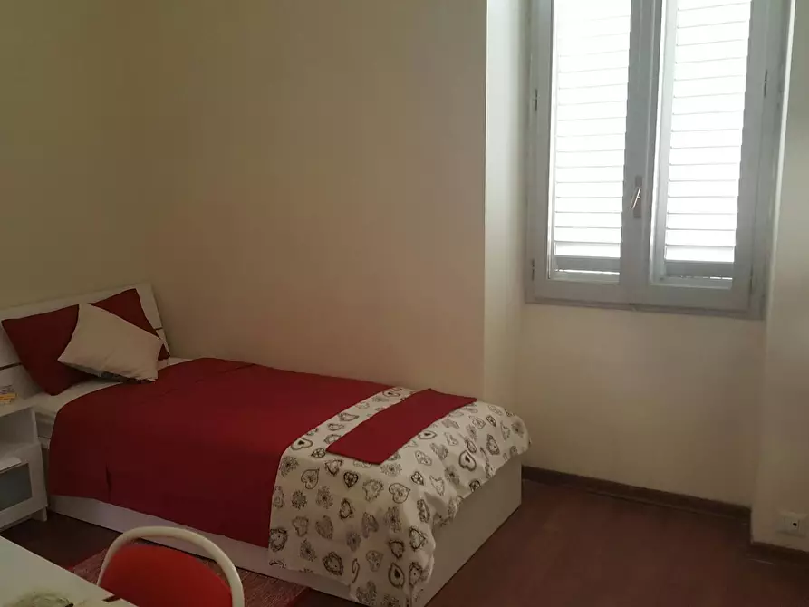 Immagine 2 di Camera in affitto  in Via dell'Oriuolo a Firenze