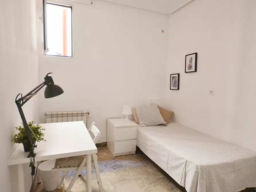 Immagine 1 di Camera in affitto  in Calle de Alberto Aguilera a Madrid